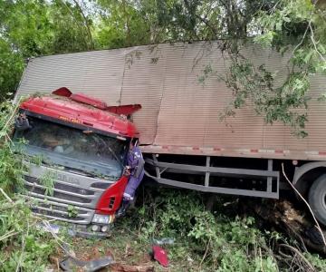 Carreta vermelha tombada em ribanceira, no norte de Minas
