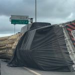 Carreta tomba e deixa Anel Rodoviário, em BH, parcialmente interditado