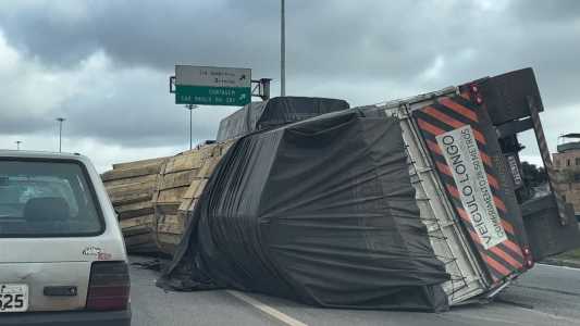 Carreta ocupou pista da direita e parte da esquerda, dificultando a passagem de veículos