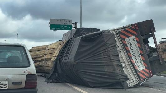 Carreta ocupou pista da direita e parte da esquerda, dificultando a passagem de veículos