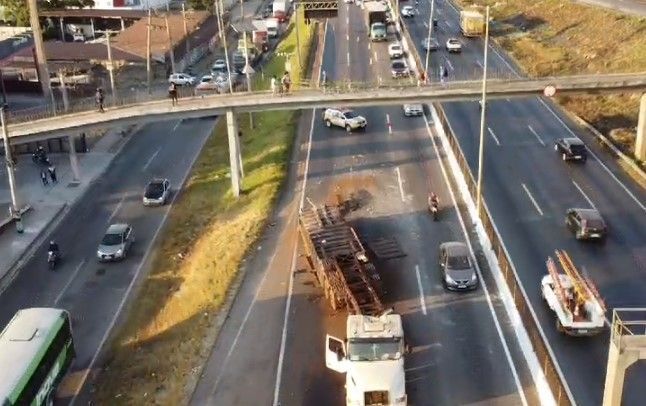 Anel Rodoviário de BH: interdição por causa de acidente com carreta passa de 5h