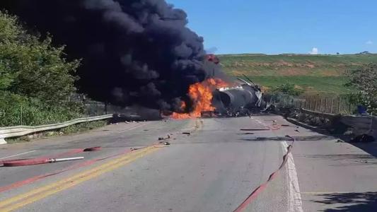 Carreta pega fogo depois de batida de frente na BR-381 em Governador Valadares
