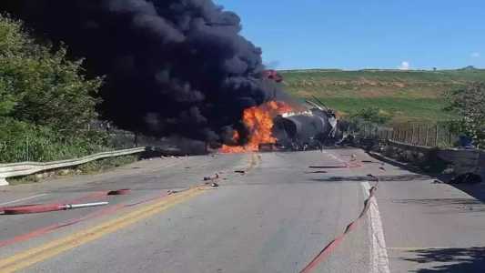 Carreta pega fogo depois de batida de frente na BR-381 em Governador Valadares
