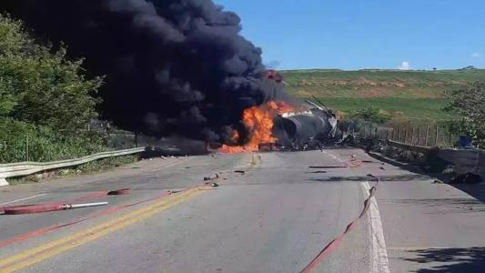Carreta pega fogo depois de batida de frente na BR-381 em Governador Valadares