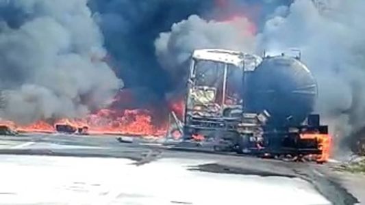 Carreta pega fogo em acidente com outros veículos