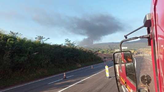 Carreta pega fogo na rodovia Fernão Dias