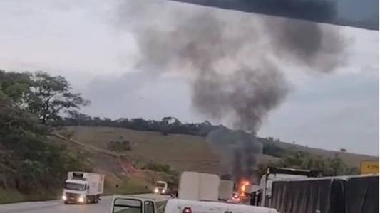 Carreta pega fogo na BR-381