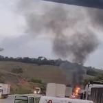 Vídeo: Carreta pega fogo e trava trânsito na BR-381