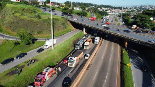 Carreta pega fogo no Anel Rodoviário de BH