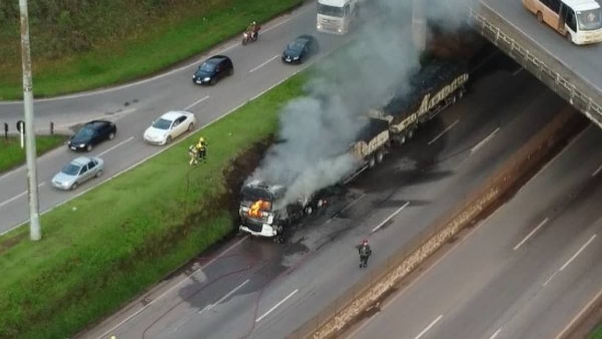 Veja vídeos: carreta carregada com combustível pega fogo no Anel Rodoviário, em BH