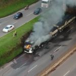 Veja vídeos: carreta carregada com combustível pega fogo no Anel Rodoviário, em BH