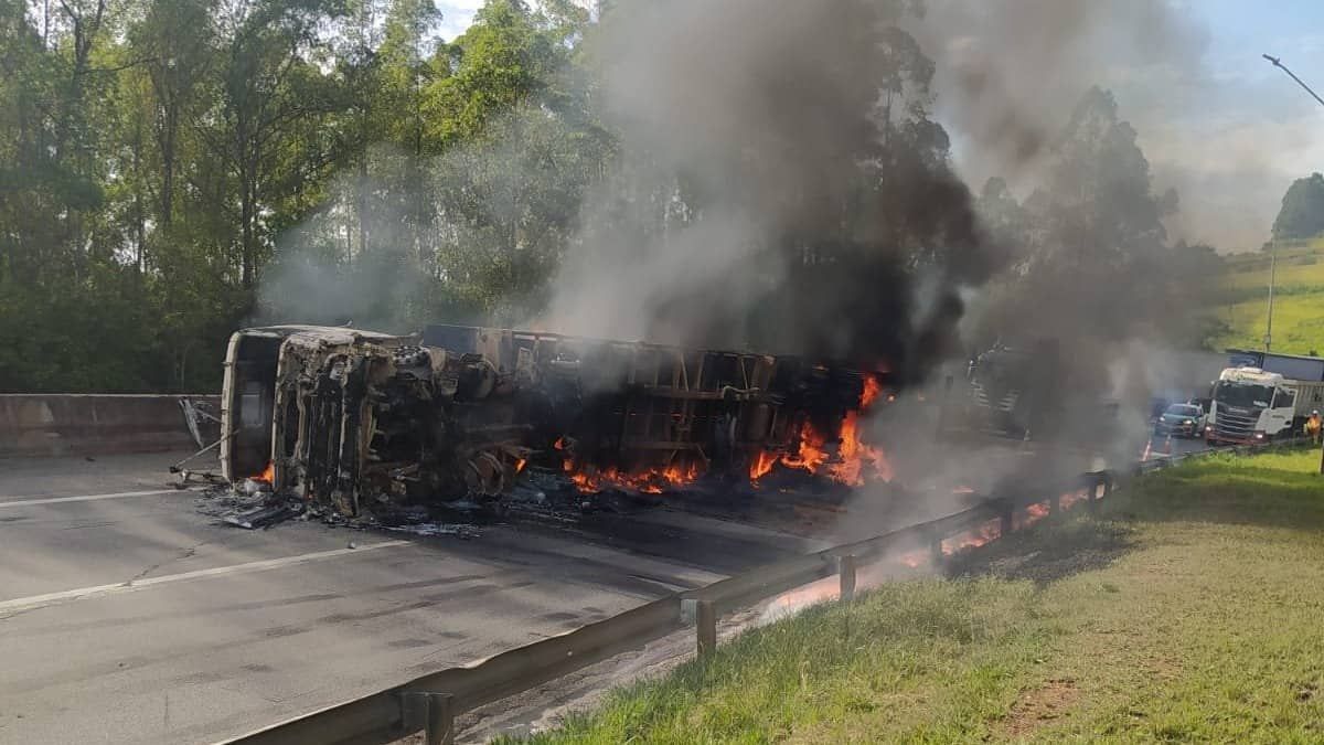 Vídeo: carreta pega fogo e interdita BR-381 em Carmo da Cachoeira  