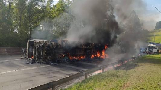 Carreta pegou fogo após acidente na BR-381