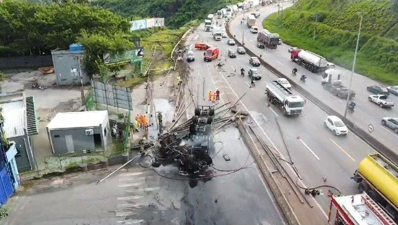 Após grave acidente, motorista enfrentam congestionamento quilométrico na Fernão Dias, em Betim (MG)