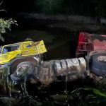 Motorista sobrevive após carreta com minério cair em ribanceira em Minas Gerais