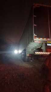 Carreta sai da pista e colide com barranco