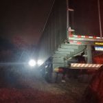 Carreta sai da pista e colide com barranco na BR-251, em Francisco Sá, no Norte de Minas