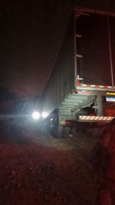 Carreta sai da pista e colide com barranco