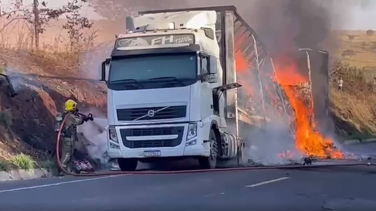 Vídeo: carreta com 30 toneladas de leite em pó pega fogo após pneus estourarem na BR-452 