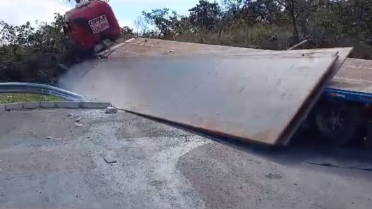 Carreta só parou após atingir árvore na parte externa da área de escape