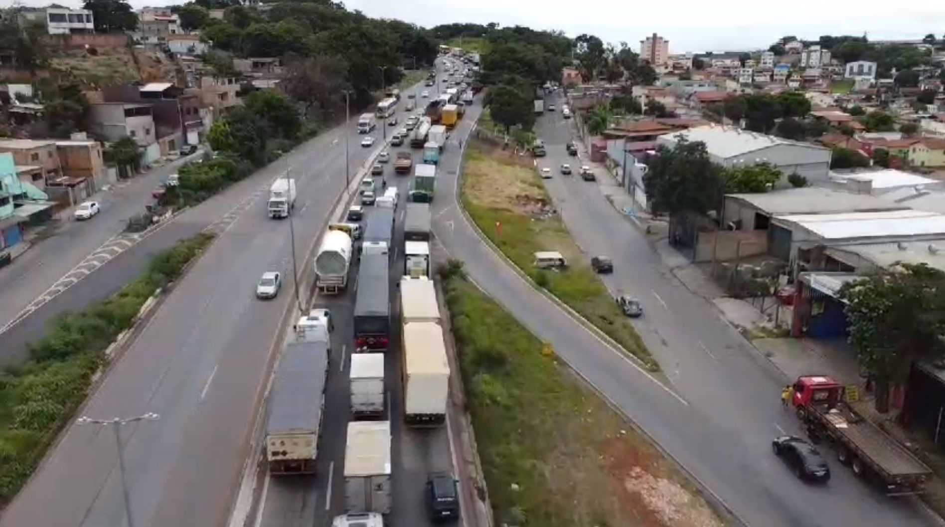 Vídeo: Anel Rodoviário, em BH, tem grande congestionamento na saída para o Natal