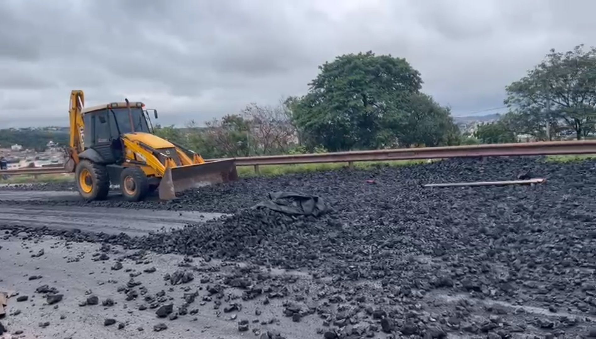 Anel Rodoviário: carga começa a ser retirada 7 horas após caminhão tombar; veja vídeo