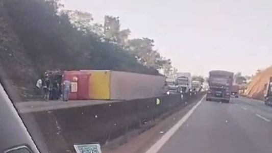 Carreta tomba e trava trânsito na 381