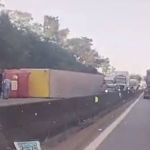 Vídeo: carreta tomba na BR-381 perto do local do acidente com torcedores do Corinthians