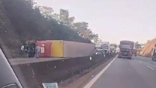 Carreta tomba e trava trânsito na 381
