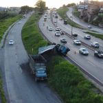 Motorista dorme e carreta com carvão tomba no Anel Rodoviário de Belo Horizonte 
