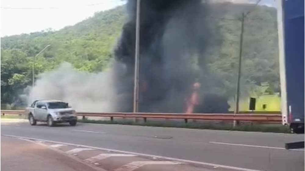 Vídeo: carreta tomba, pega fogo e interdita trânsito na Fernão Dias em Itatiaiuçu