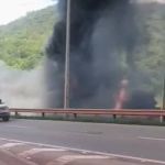 Vídeo: carreta tomba, pega fogo e interdita trânsito na Fernão Dias em Itatiaiuçu
