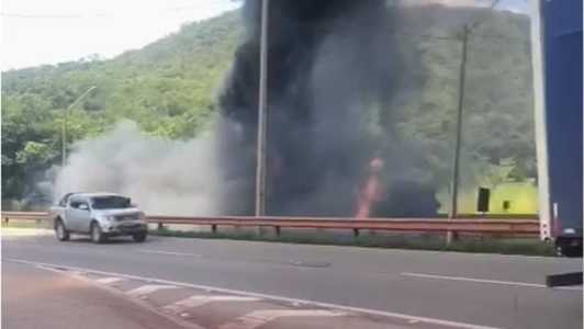 Carreta tomba, pega fogo e interdita trânsito na Rodovia Fernão Dias, na Grande BH