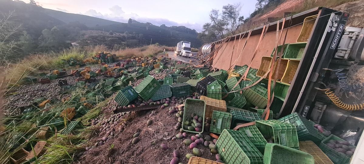 Carreta tomba na BR-116 e interdita trânsito entre Caratinga e Manhuaçu