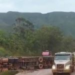 Carreta tomba na BR-040 em Itabirito e fecha parcialmente a rodovia