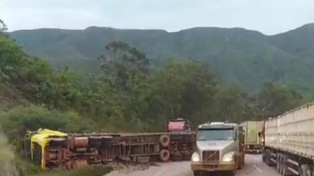 Carreta tombada na BR-040