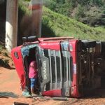 Carreta tomba na BR-381 e complica trânsito em João Monlevade