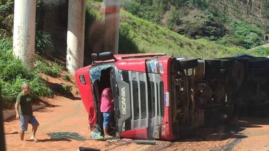 Carreta tombada nesta manhã (11)