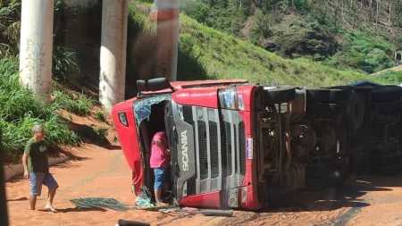 Carreta tombada nesta manhã (11)