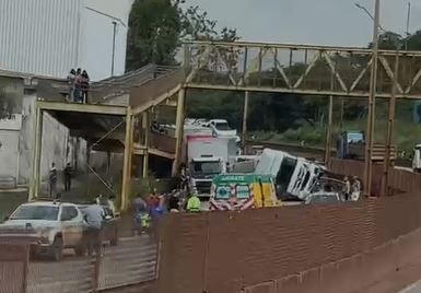 Vídeo: na saída para o feriado, engavetamento com duas carretas e três carros interdita BR-381, em MG