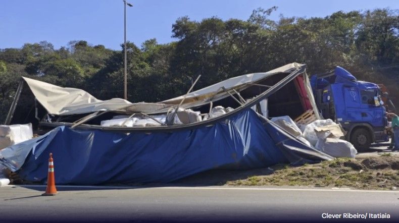 Após tombamento de carreta, interdição no Anel Rodoviário de Belo Horizonte chega a 15 horas