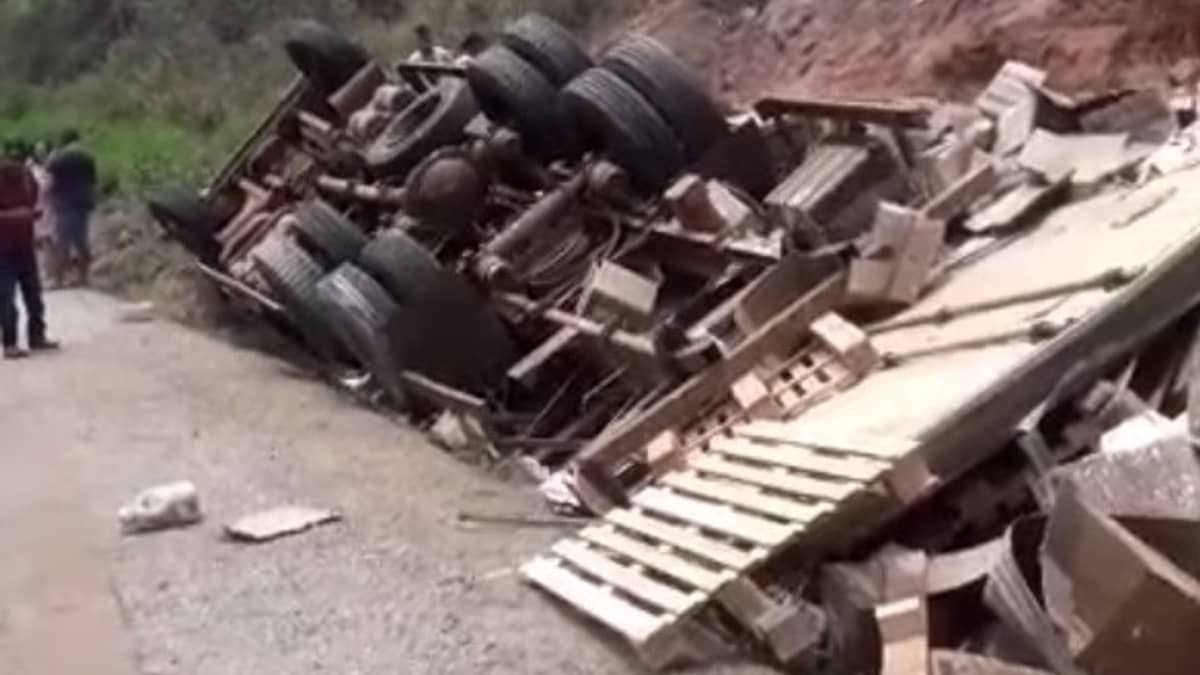Vídeo: carreta tomba, mata motorista e interdita parcialmente a BR-262