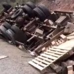 Vídeo: carreta tomba, mata motorista e interdita parcialmente a BR-262