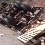 Vídeo: carreta tomba, mata motorista e interdita parcialmente a BR-262
