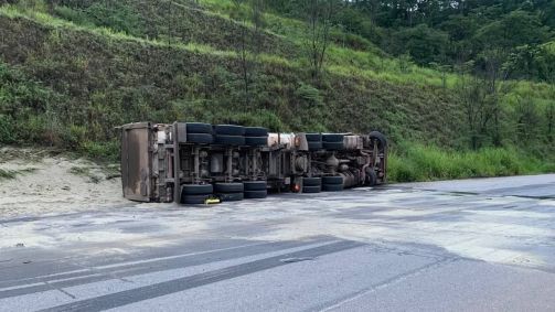 Carreta tombou na BR-120 em Itabira