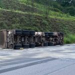 Caminhão tomba em Itabira e deixa motorista ferido 