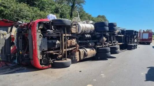 Carreta tombou na BR-262, em Betim, no fim da manhã desta quinta
