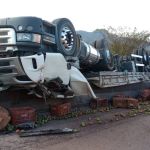 Carreta tomba na Rodovia Fernão Dias, cabine fica completamente destruída e motorista sai ileso
