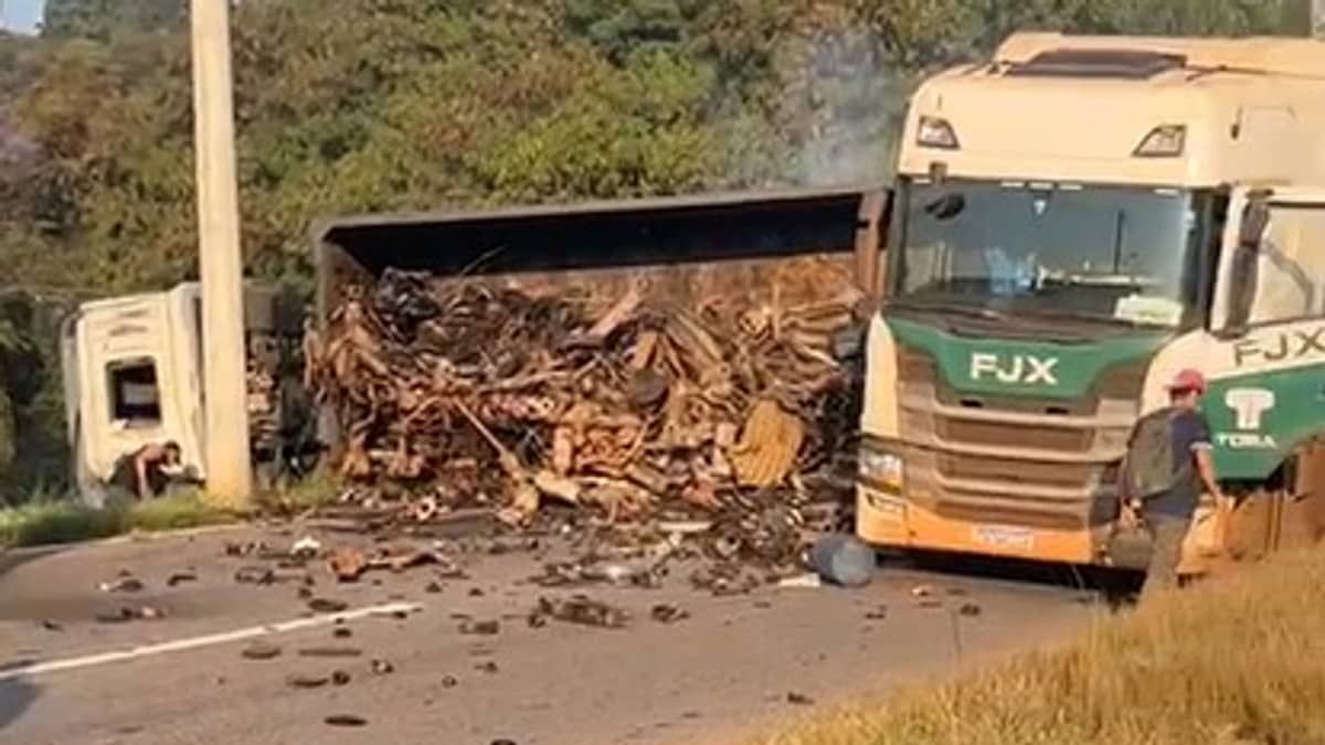 Vídeo: marginal do Anel Rodoviário fica interditada após acidente entre três veículos