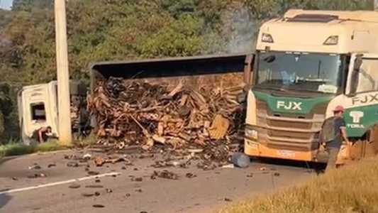 Carreta tombou na pista, que está interditada sem previsão de ser liberada